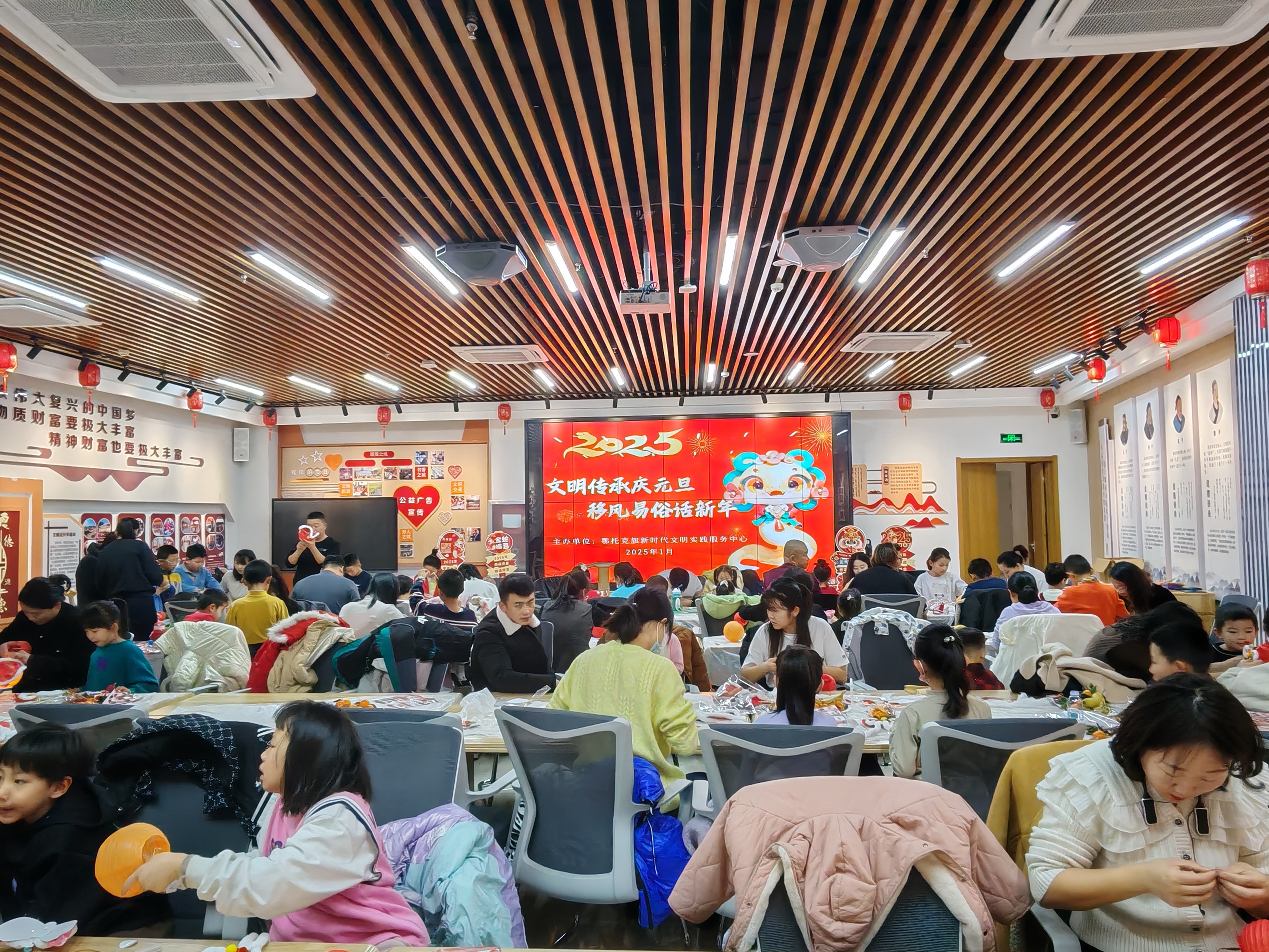 1月1日，鄂托克旗新时代文明实践服务中心举办了“文明传承庆元旦 移风易俗话新年” 文明实践活动。.jpg