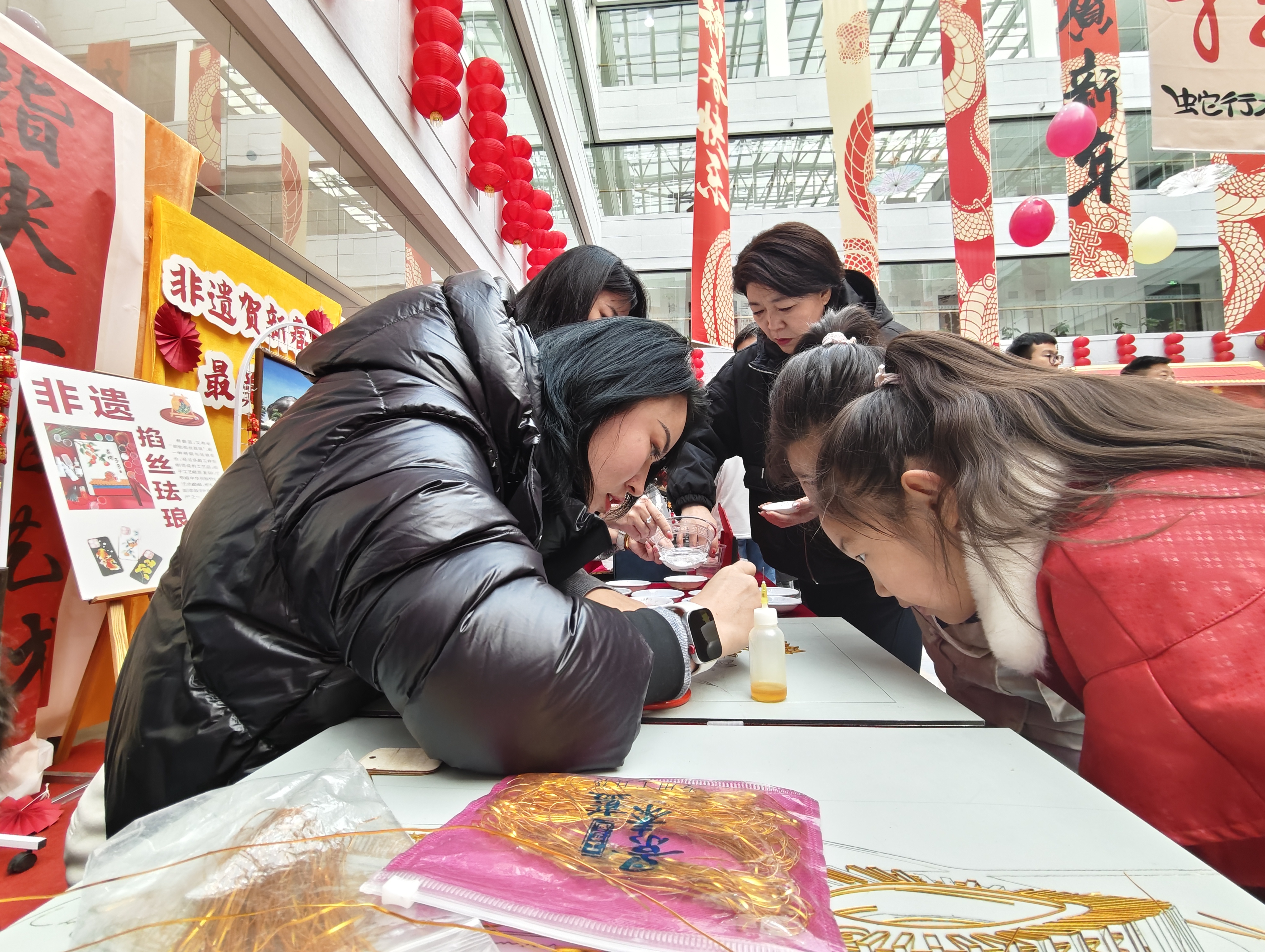 小朋友现场学习掐丝珐琅技艺.jpg