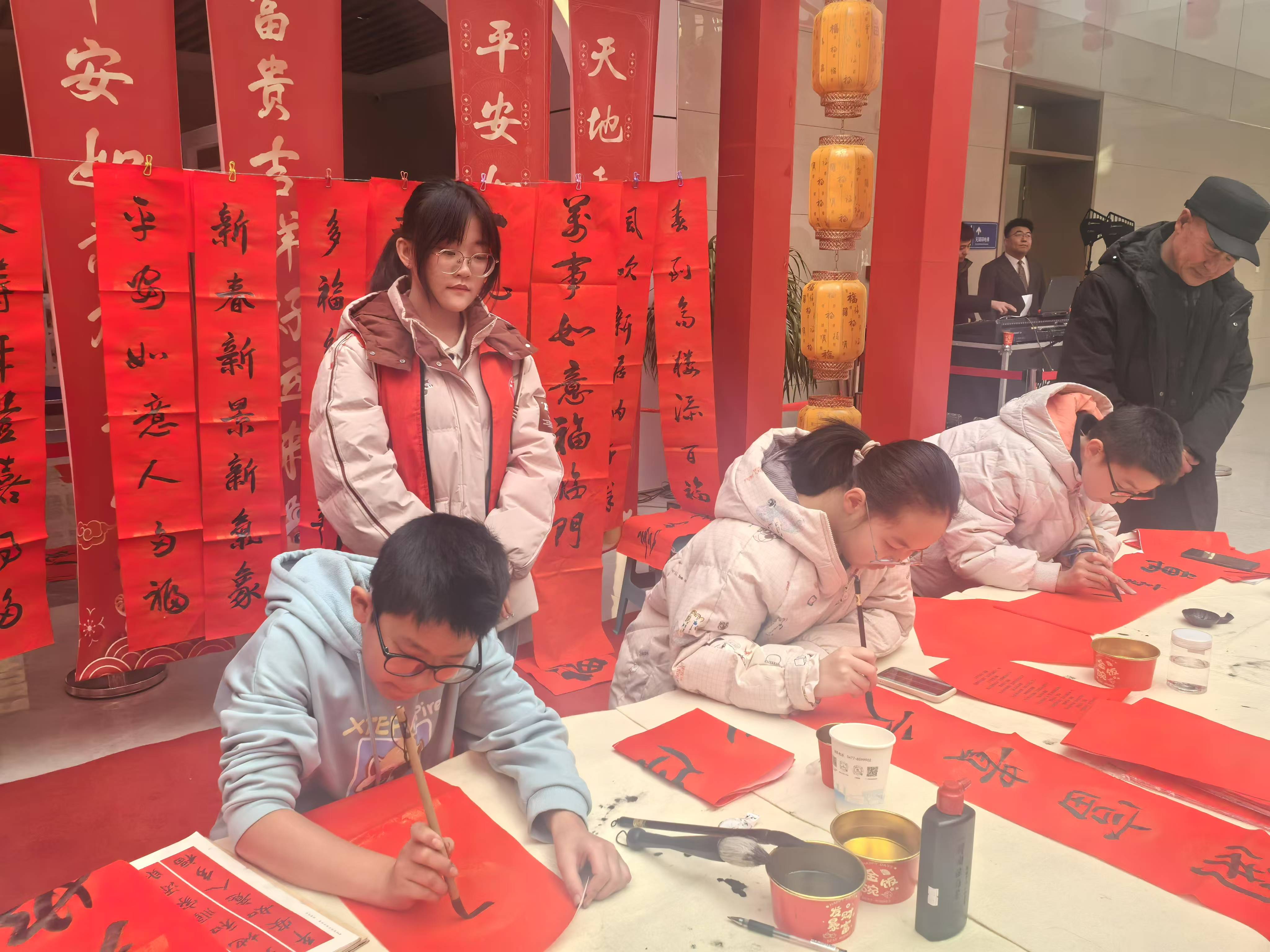 小书法家现场为居民书写春节楹联.jpg